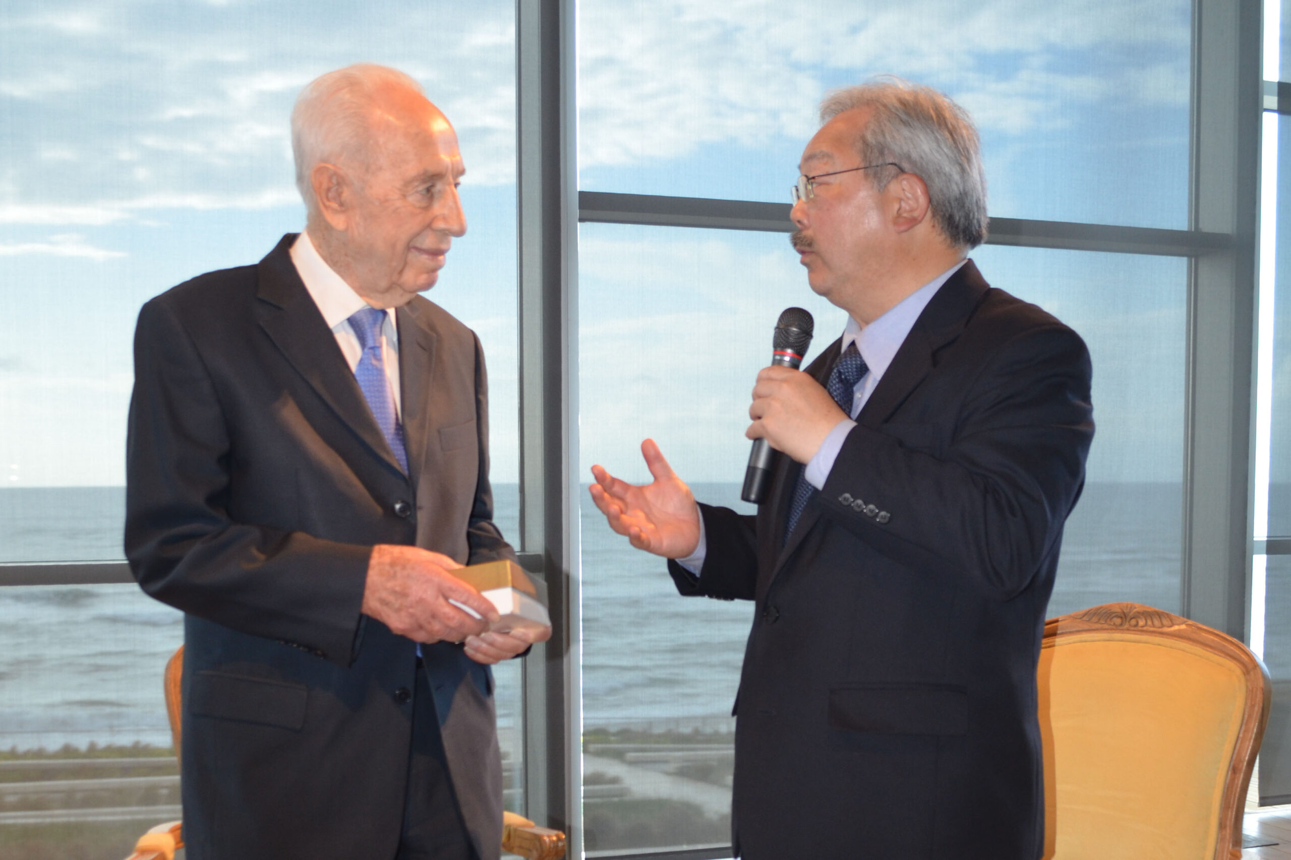 Peres and Lee talking