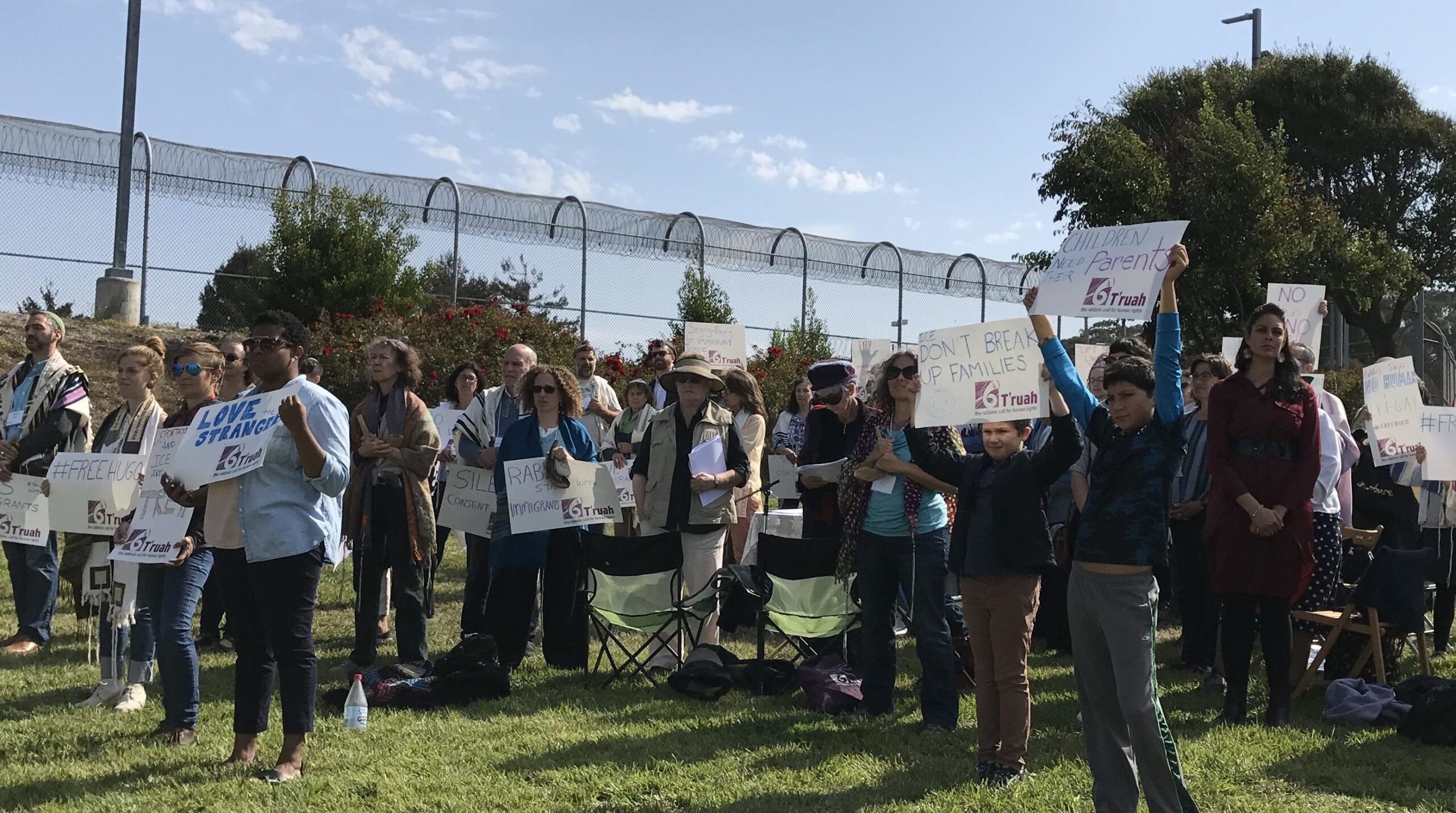 Members and supporters of T'ruah: The Rabbinic Call for Human Rights protest outside an Immigration and Customs Enforcement facility, Aug. 22, 2017 (Photo/Alix Wall)