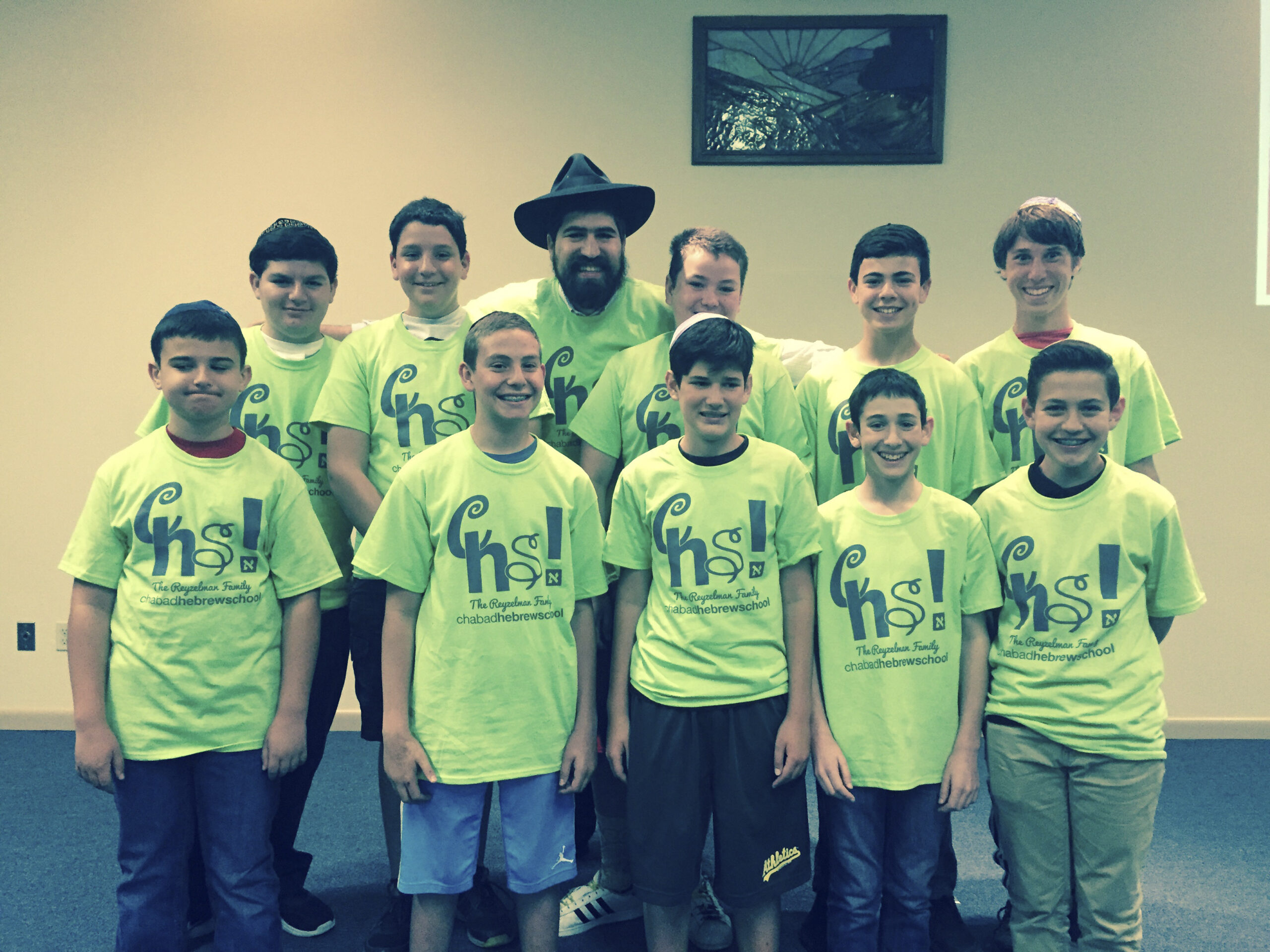 Rabbi Raleigh Resnick of Tri-Valley Chabad poses with Hebrew school students. (Photo/Courtesy Tri-Valley Chabad)