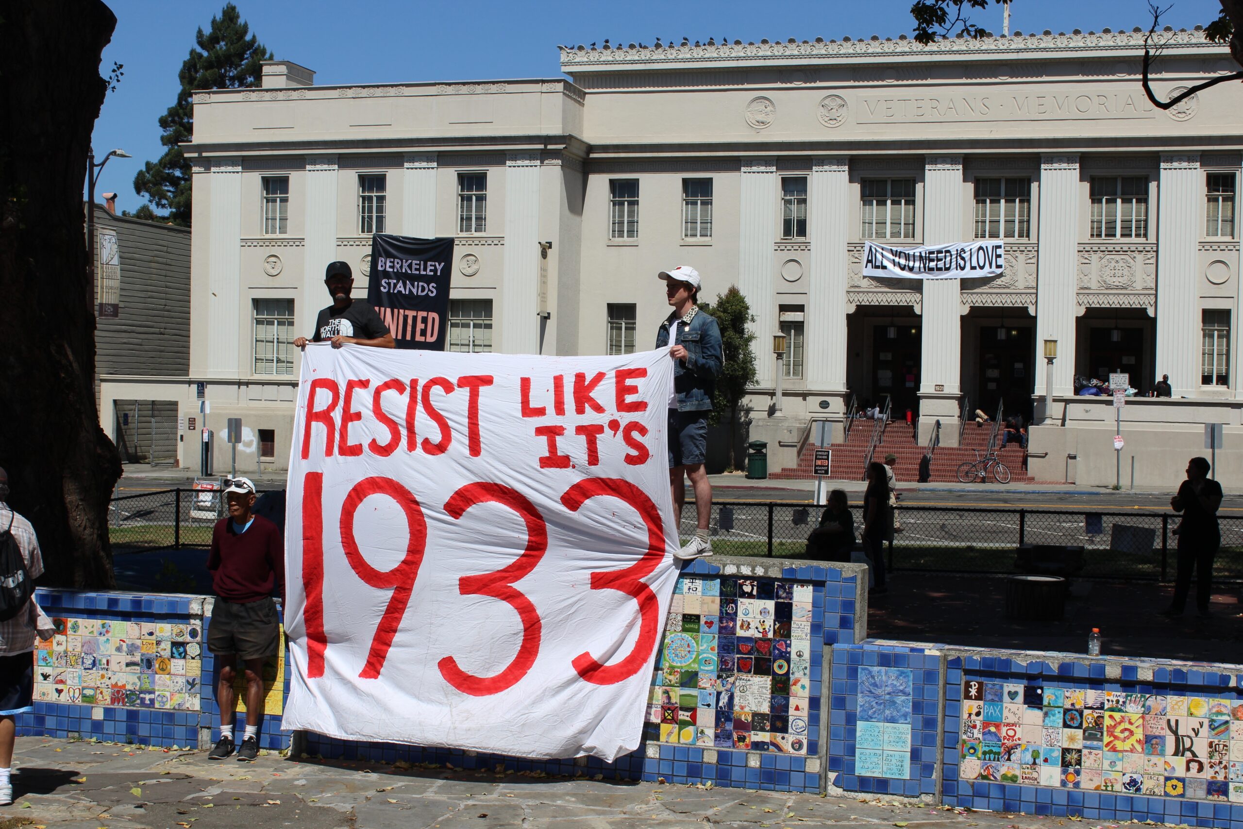Counterprotesters at Martin Luther King Jr. Civic Center Park in Berkeley, Aug. 27, 2017 (Photo/Rob Gloster)