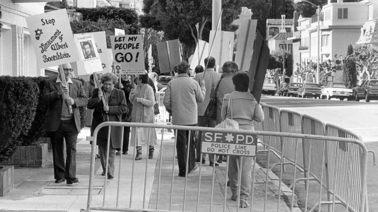 Bay Area Council for Soviet Jews' daily vigil in front of the Soviet Consulate, Nov. 24, 1986 (Photo/Tom Wachs)