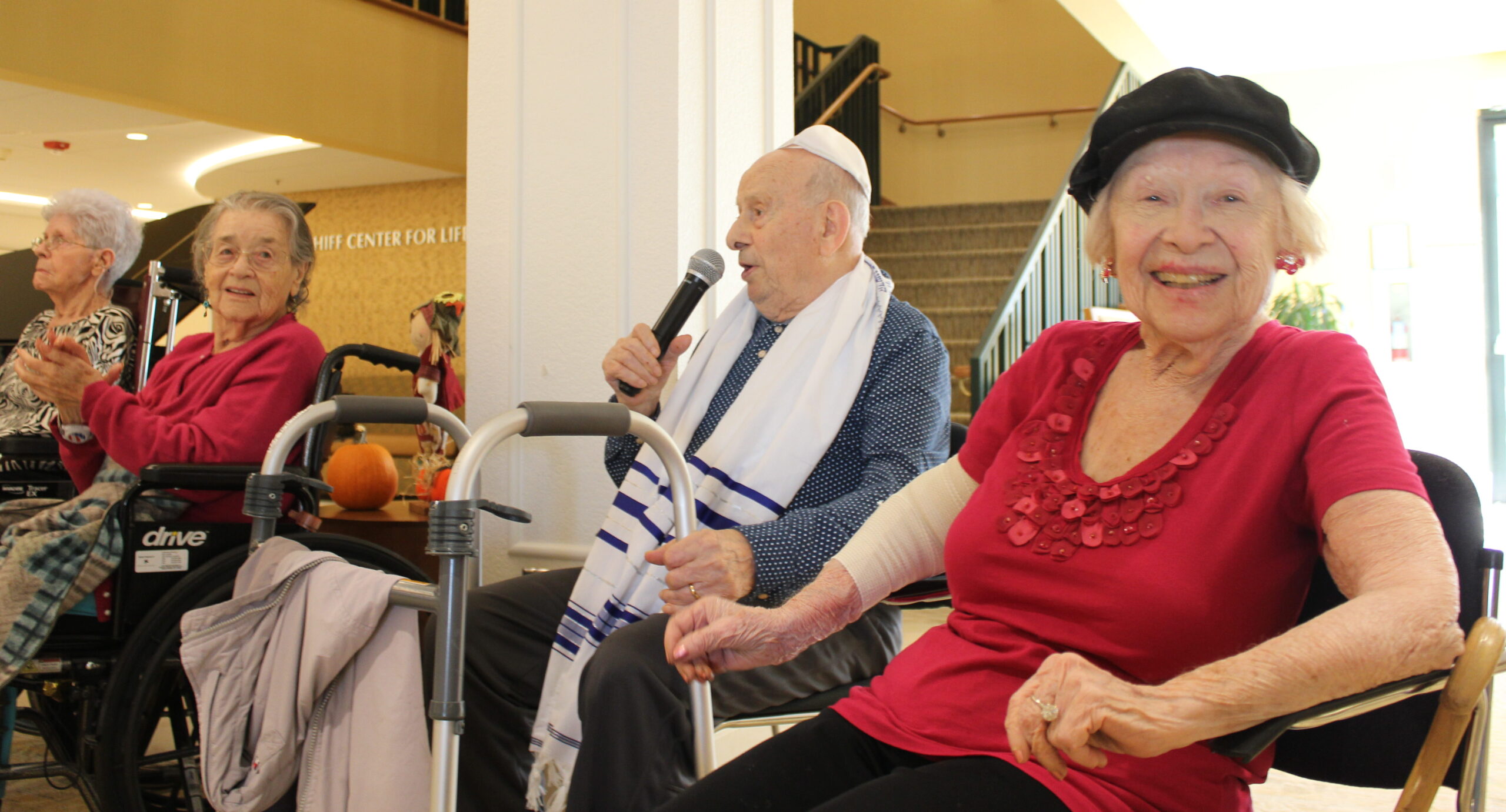 Retired B’nai Emunah cantor and Reutlinger resident Henry Drejer belts out classic hazzanut while fellow resident Doris Langer beams at the camera. (Photo/David A.M. Wilensky)