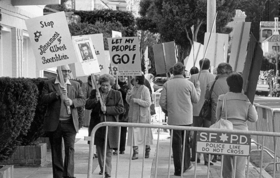 The Bay Area Council for Soviet Jews held daily vigils in front of the Soviet Consulate, like this one in Nov. 1986, to protest the USSR policies that made it difficult for Jews to leave Russia. (Photos/Tom Wachs)