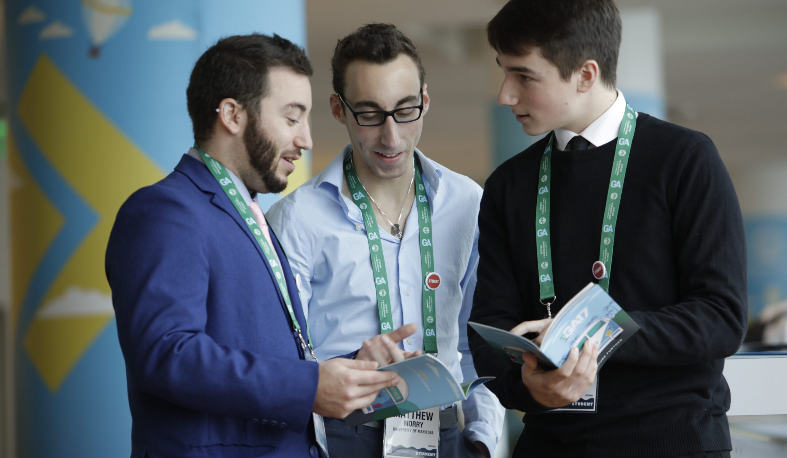 Networking in the hallway at the Jewish Federations of North America's annual General Assembly in Los Angeles, Nov. 2017 (Photo/Courtesy JFNA)