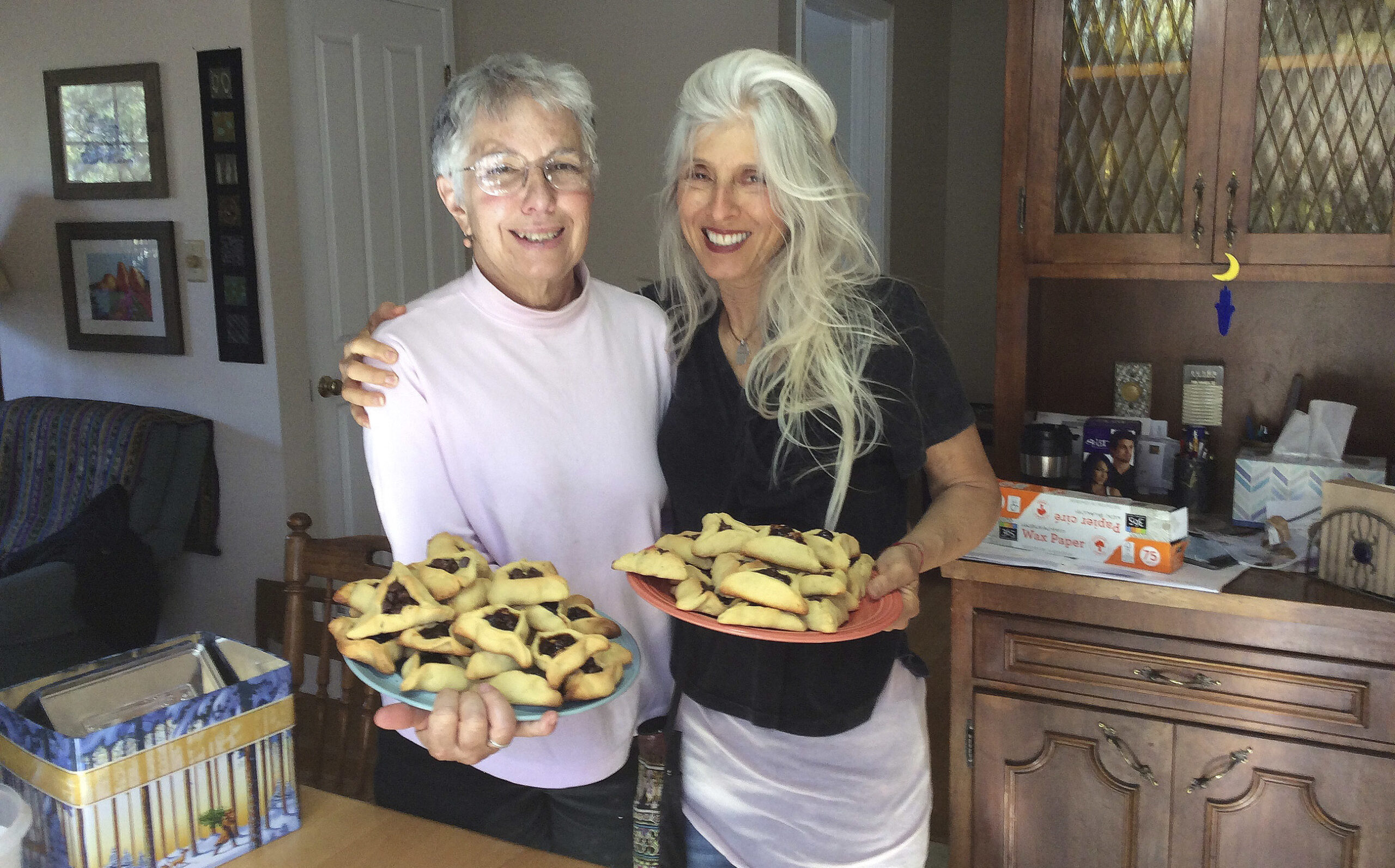 Deana Abramowitz (left) and Miriam Wald baking hamantaschen in 2016 (Photo/Wendy Cohen)