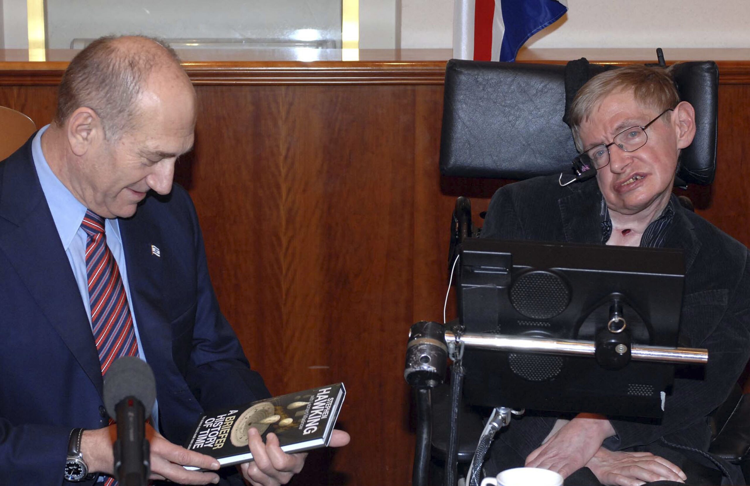 Stephen Hawking meeting with Israeli Prime Minister Ehud Olmert in Jerusalem, Dec. 10, 2006. (Photo/Moshe Milner-GPO via Getty Images)