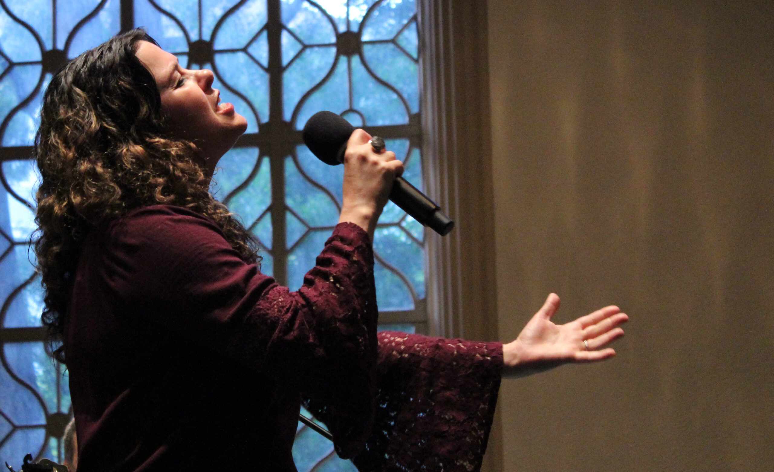 Neshama Carlebach singing at an event about her relationship with her father Rabbi Shlomo Carlebach at Congregation Emanu-El in San Francisco, June 12, 2018 (Photo/David A.M. Wilensky)