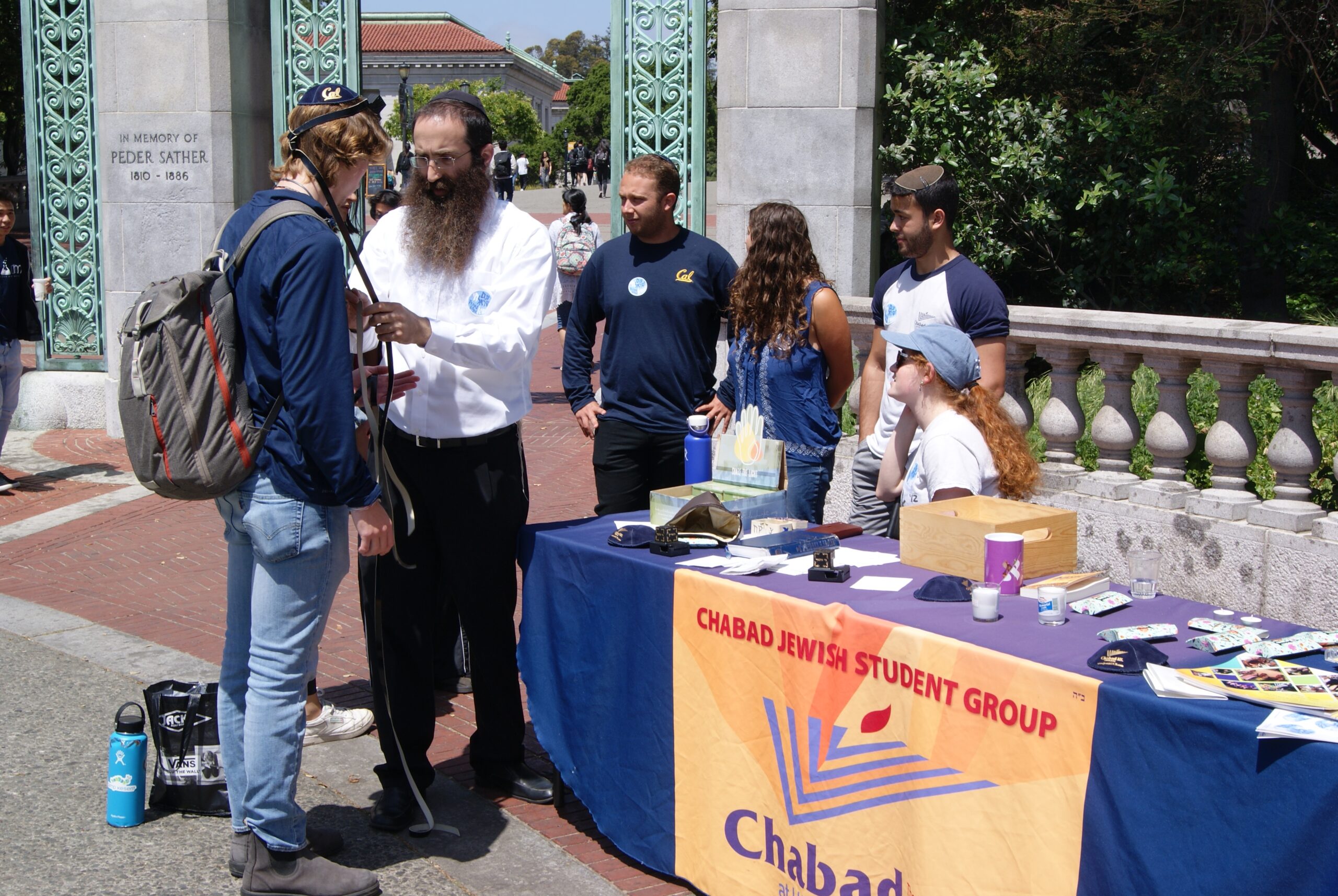 Rabbi Gil Leeds and UC Berkeley students do mitzvot to honor Poway shooting victim.