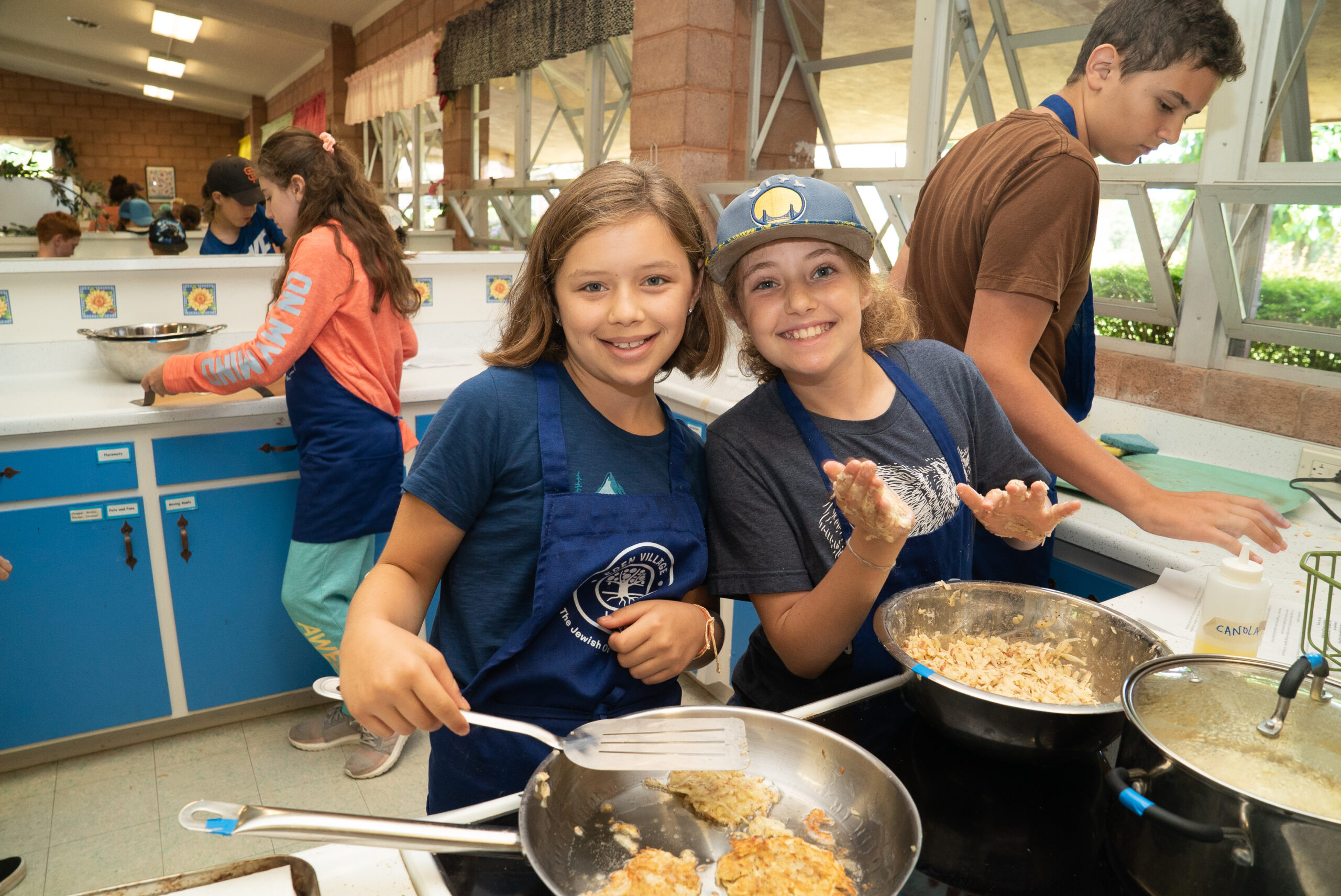 Willa Hinerfeld (left) and Raizel Maghel-Friedman making latkes. (Photo/Courtesy Eden Village West)