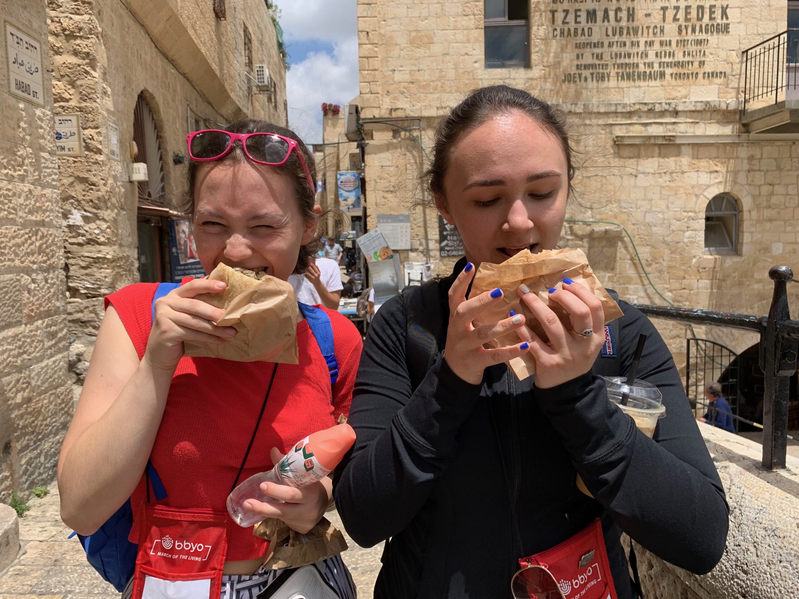 Ulrike Shragge (right) eating hummus with a friend in Jerusalem, summer 2019