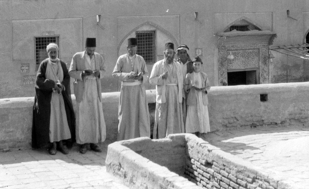 Iraqi Jews at the tomb of Ezekiel in Kifl, Iraq, in 1932. (Eric and Edith Matson Photograph Collection/Library of Congress)