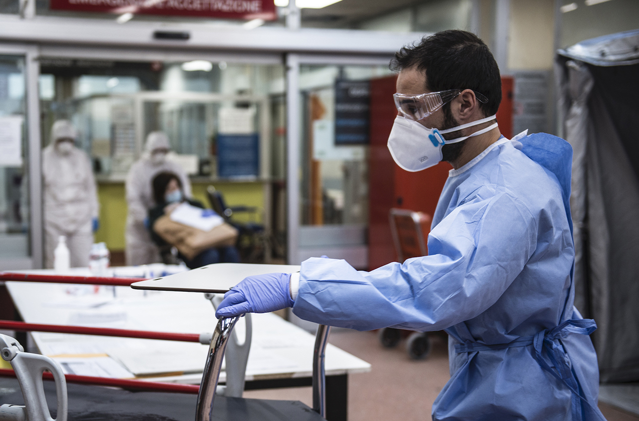 Medical personnel in protective suits await the arrival of possible COVID-19 infections at the Molinette Hospital in Turin, Italy, March 26, 2020. (Photo/JTA-Stefano Guidi/Getty)