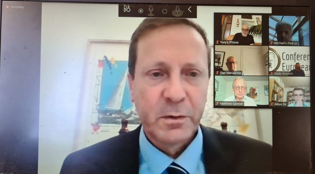 Jewish Agency Chairman Isaac Herzog discusses how to address the needs of Jewish communities around the world due to the coronavirus crisis with the leaders of 30 regional umbrella Jewish organizations from his office in Jerusalem, May 26, 2020. (Courtesy Jewish Agency for Israel)