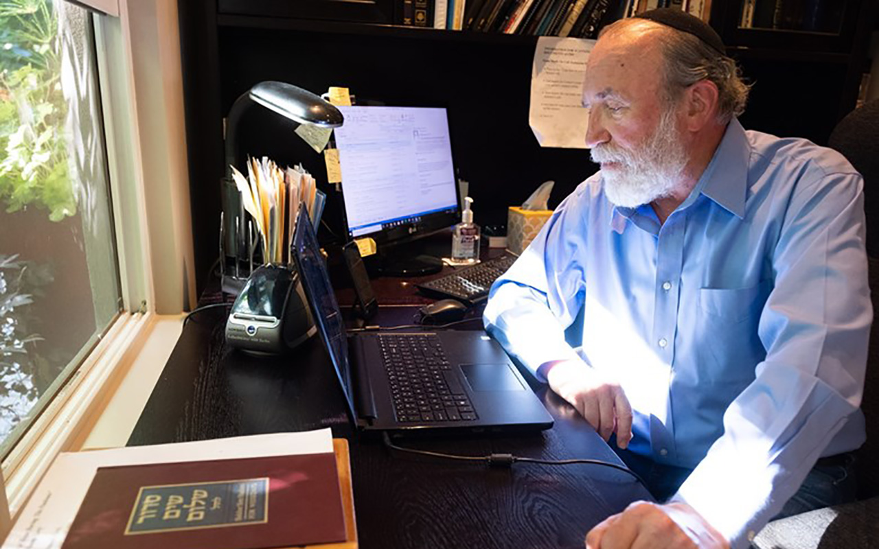 Rabbi Reuven Taff teaches a Mosaic Law Congregation class for 10th-graders over Zoom on May 26, 2020. (Photo/Andrew Nixon-Capital Public Radio)