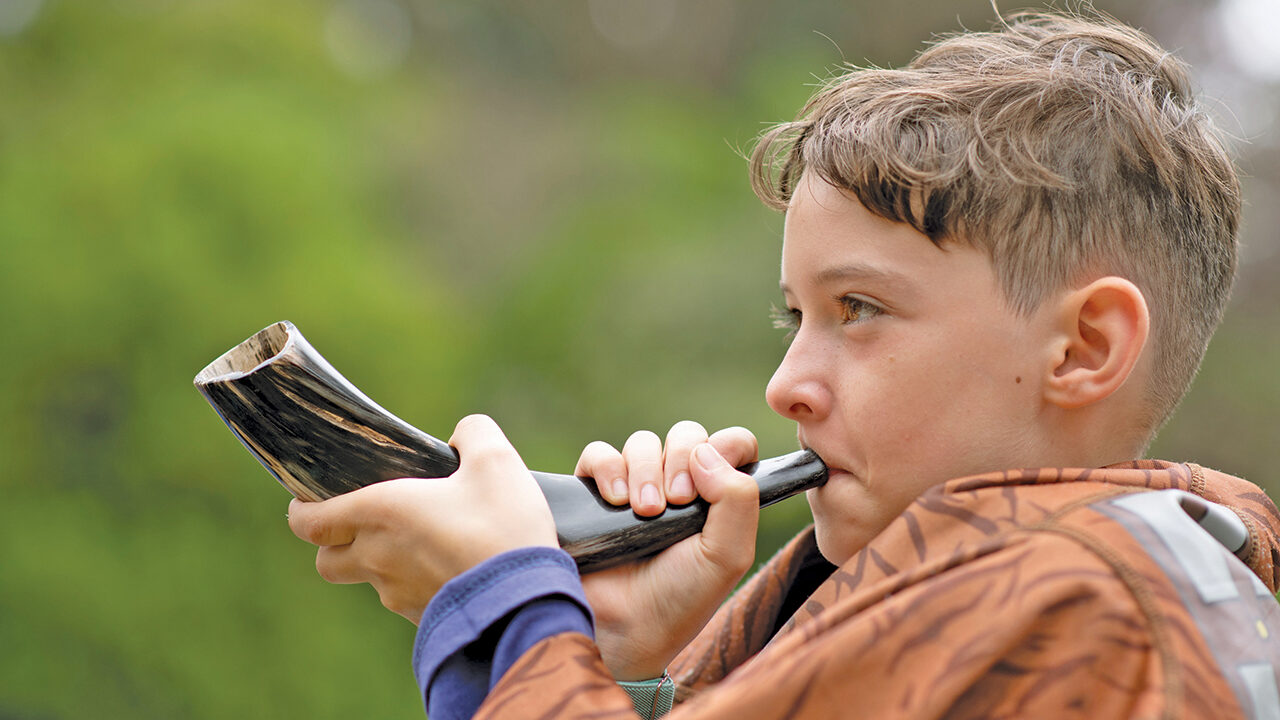 LJ Bernstein blows a shofar at an Or Shalom Jewish Community picnic in Marx Meadows in Golden Gate Park in San Francisco on Aug. 27, 2023. (Photo/Aaron Levy-Wolins)