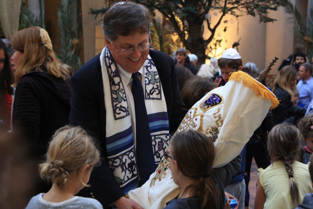 Rabbi Jonathan Singer shows a Torah to some of his younger congregants at Congregation Emanu-El in San Francisco in 2017. (Photo/file)