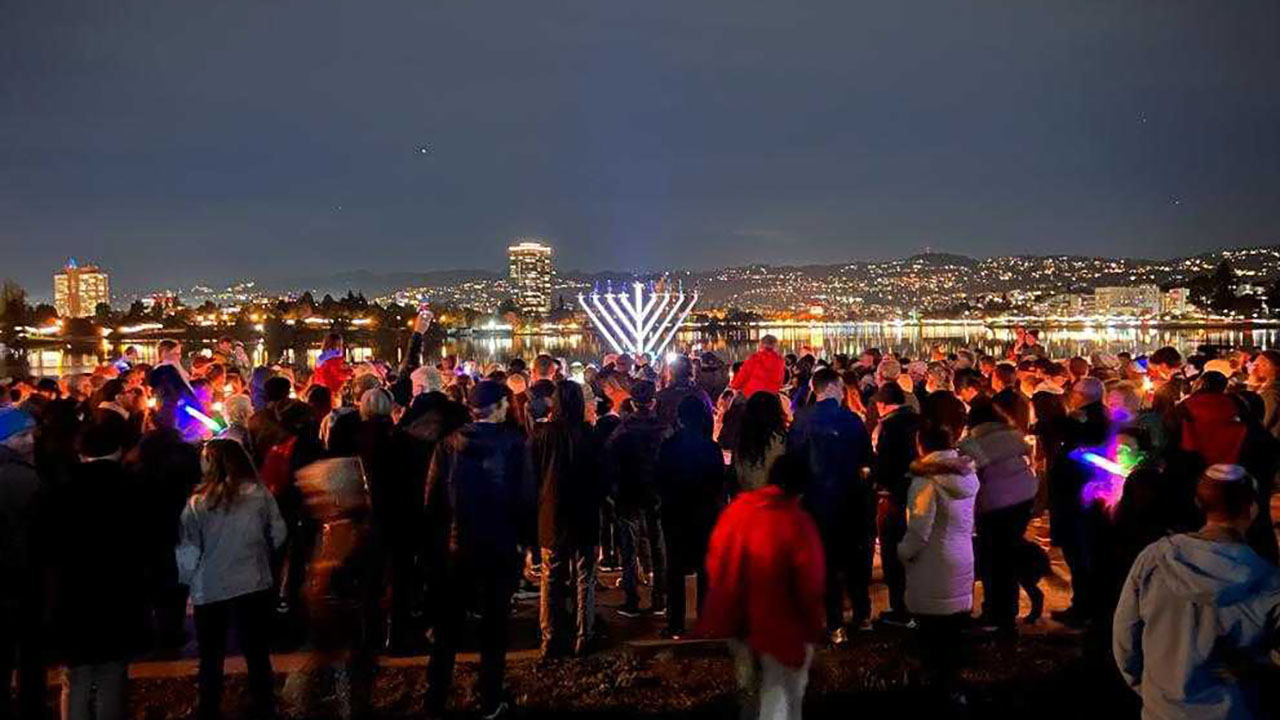 Hundreds attended the seventh-night lighting of a replacement menorah at Lake Merritt on Dec. 13, 2023, after the previous one was destroyed. (Photo/Courtesy)