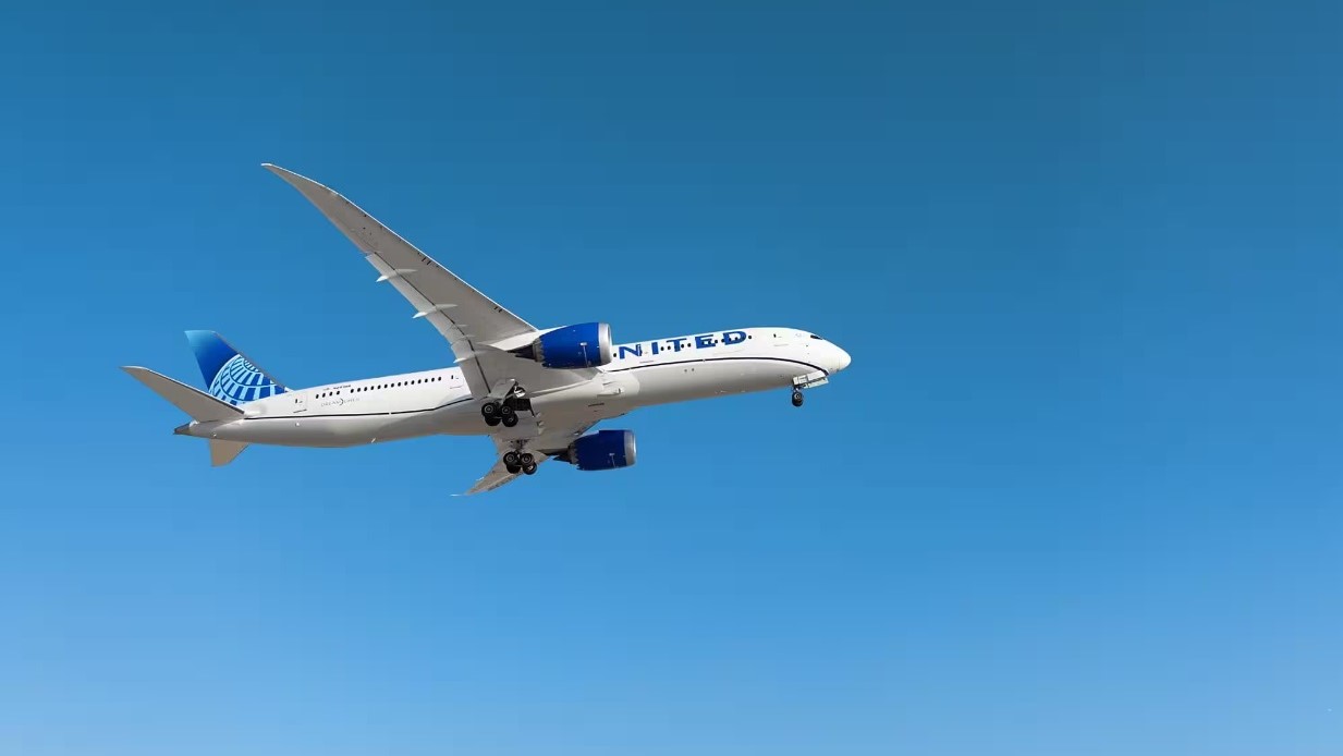 United Airlines 787 in flight