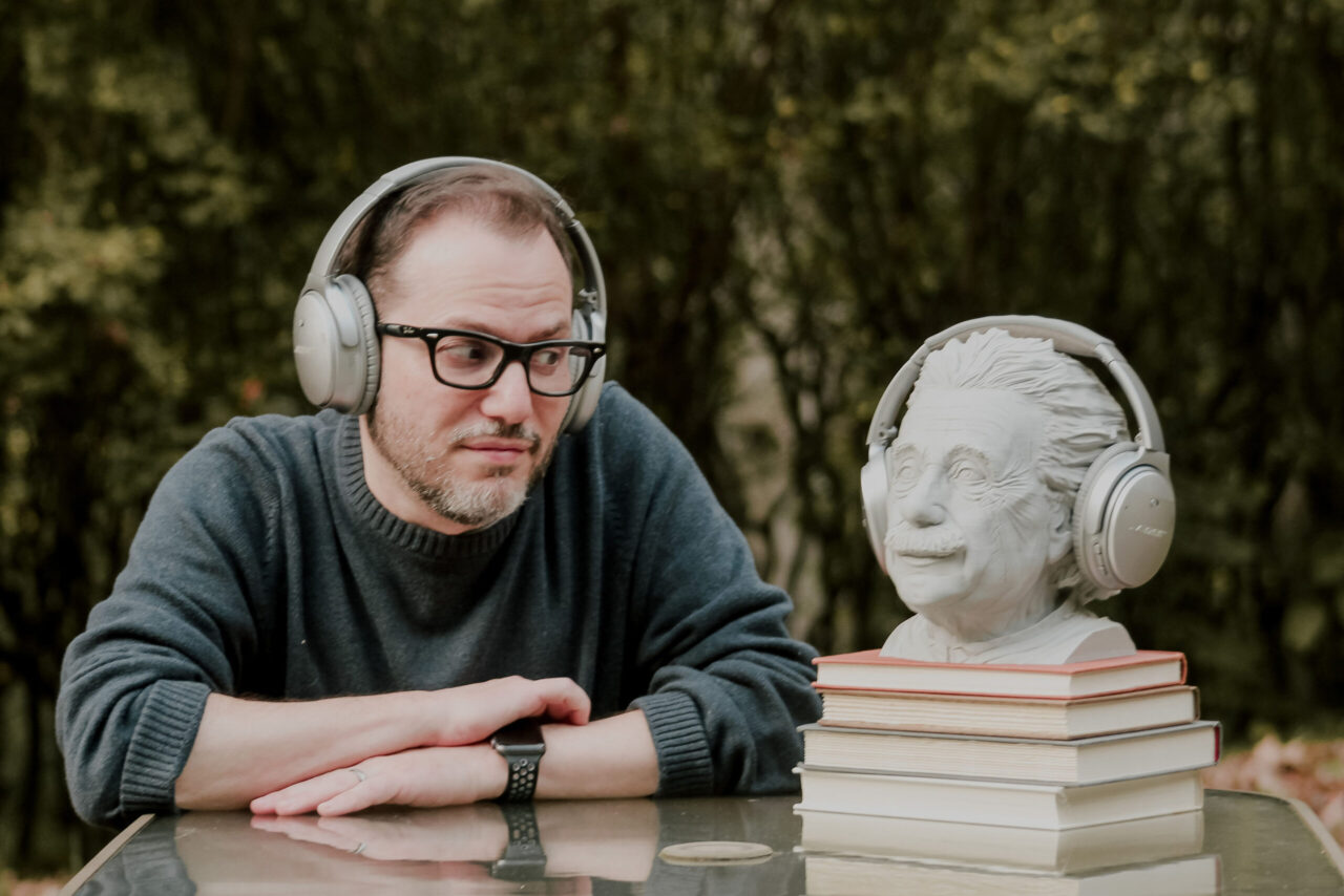 Benyamin Cohen looks at bust of Einstein