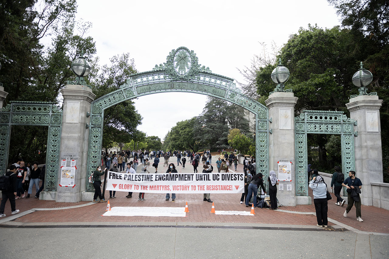 Students walk by Sather Gate, which is blocked temporarily by pro-Palestinian protesters, at UC Berkeley, April 24, 2024. (Photo/Aaron Levy-Wolins)