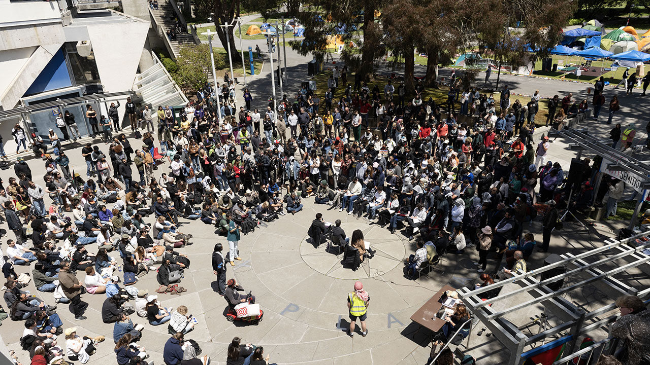 Hundreds of observers pack the quad at San Francisco State University for an open negotiation session between pro-Palestinian protesters and university administrators, May 6, 2024. (Aaron Levy-Wolins/J. Staff)
