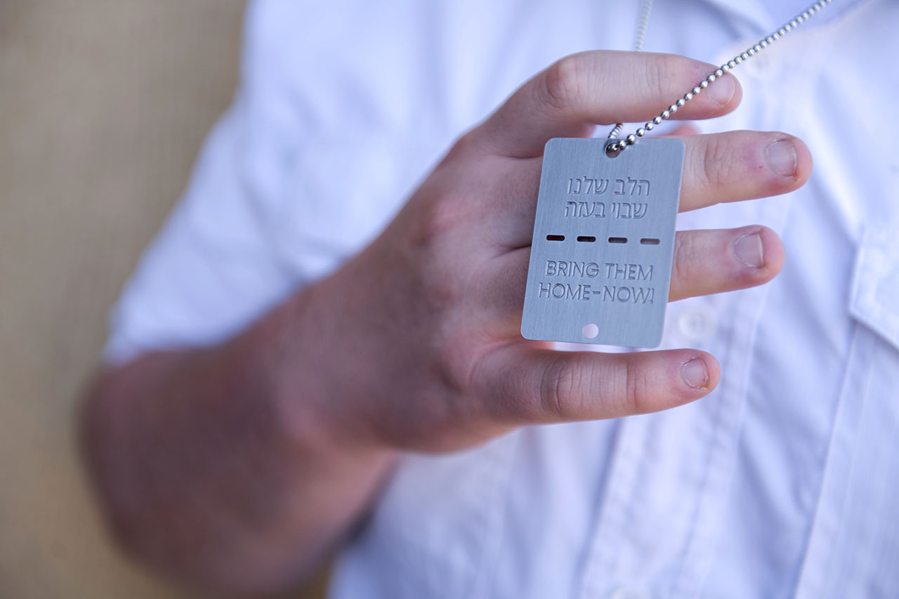 Stanford junior Noah Maltzman shows his “Bring Them Home Now” dog tag. (Photo/Aaron Levy-Wolins)