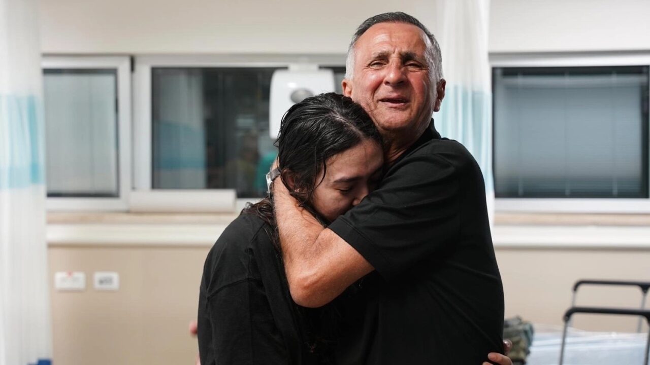 Noa Argamani embraces her father