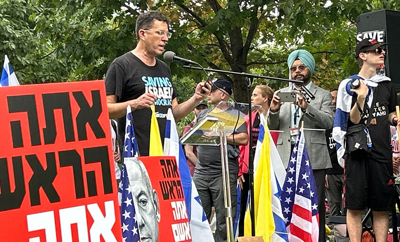UnXeptable co-founder Offir Gutelzon speaking at a rally protesting Israeli Prime Minister Netanyahu in Washington D.C., July 24, 2024. (Gili Getz)