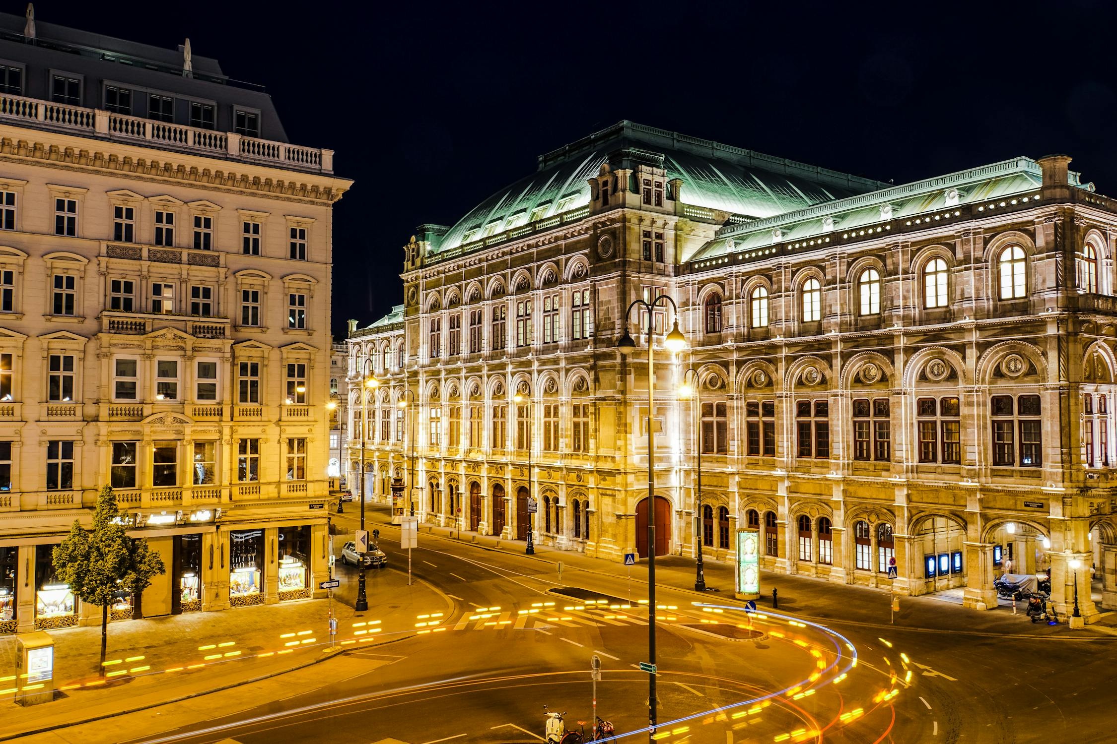 The State Opera in Vienna, Austria. (Clive Kim via pexels.com)