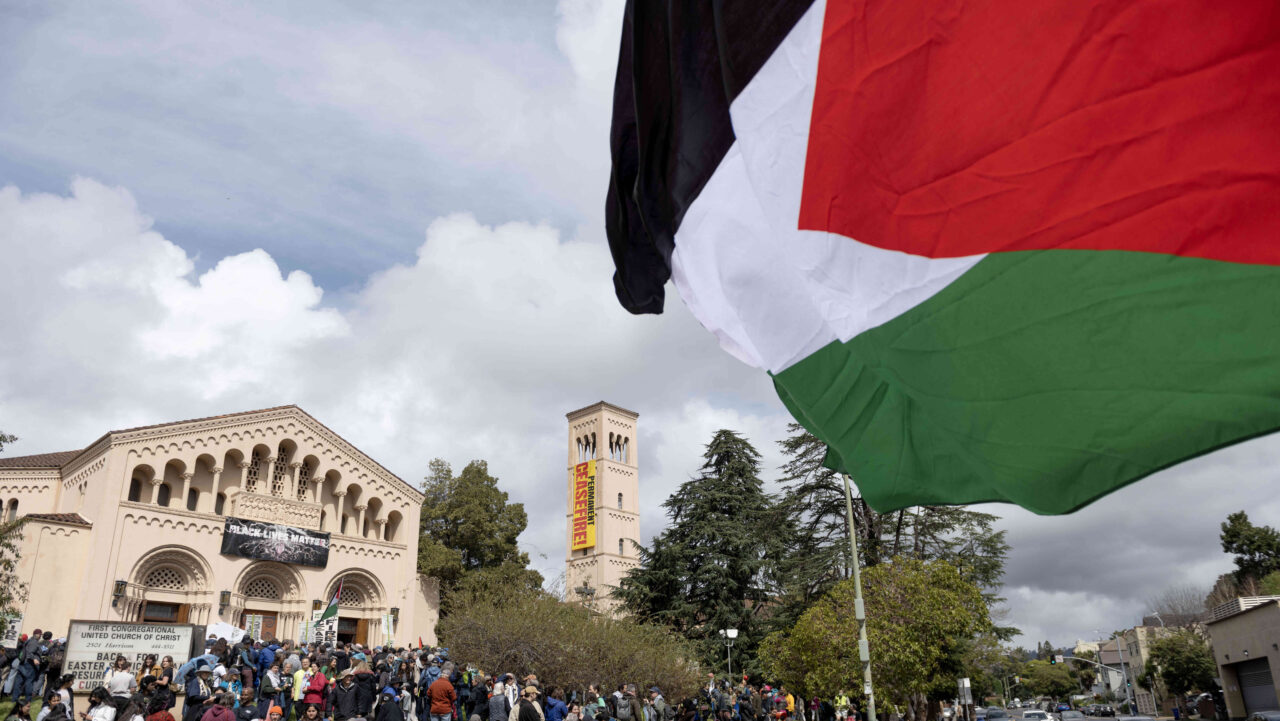 Marchers gather at the First Congregational Church of Oakland during an interfaith event in March 2024 calling for a cease-fire in the Israel-Hamas war. (Photo/Aaron Levy-Wolins)