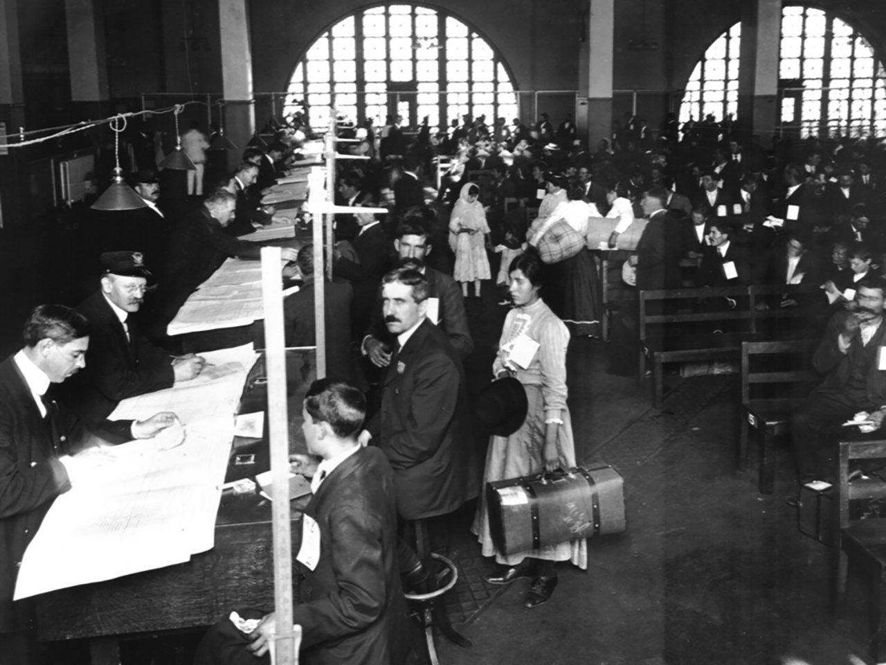 New immigrants to the U.S. are inspected in the Great Hall of Ellis Island. (National Parks Service)