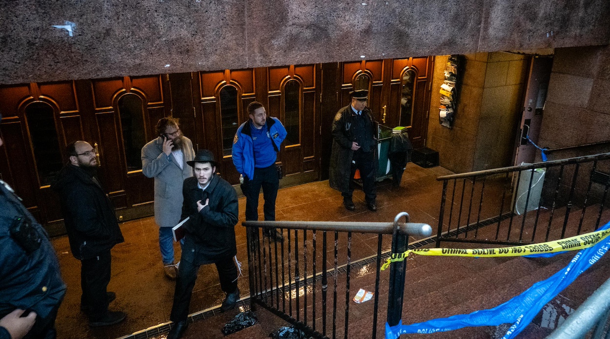 Police block the entrance to the main synagogue at Chabad headquarters due to safety concerns, Jan. 9, 2024. (Luke Tress)