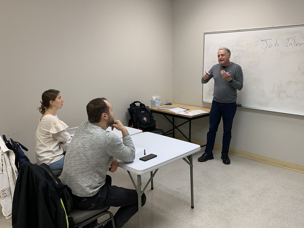 Abe Wischnia teaches an English language class for recent Ukrainian immigrants provided by Jewish Family Services Silicon Valley on Feb. 7, 2023. (Courtesy JFS SIlicon Valley)