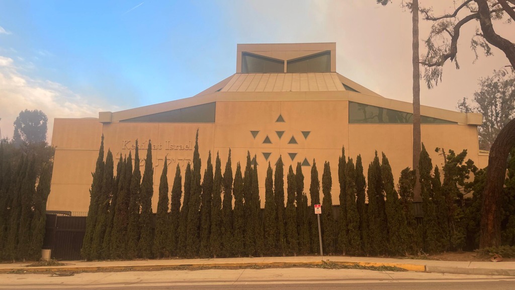 Kehillat Israel in the Pacific Palisades on Wednesday afternoon, as firefighters battled blazes on either side. (Louis Keene/Forward)