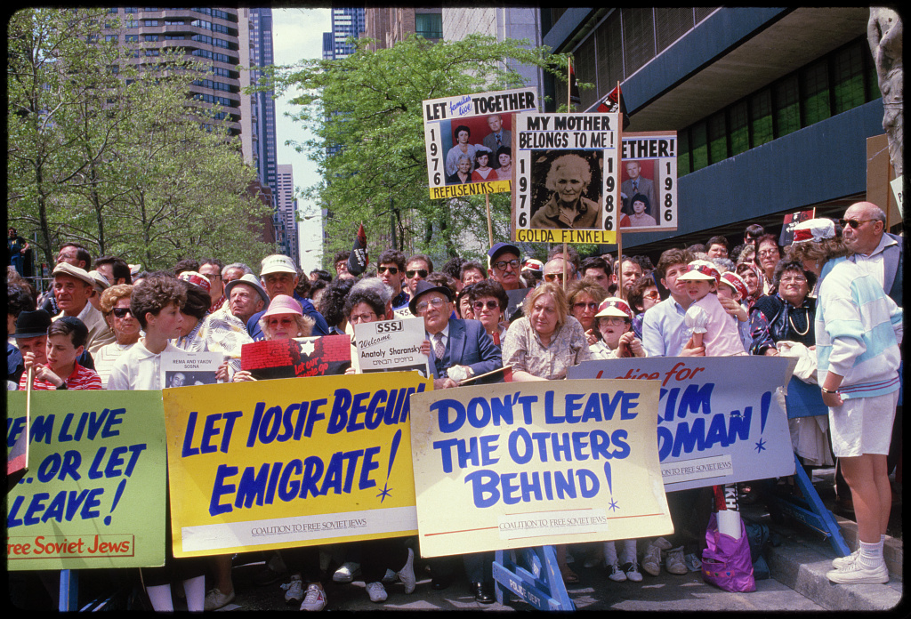 The Jewish community's support for Soviet Jewish emigrants was solid and widespread, as seen in this New York protest in the 1980s. Community support for today's Jewish immigrants remains critical, says J. guest contributor Analucía Lopezrevoredo. (Bernard Gotfryd/Library of Congress)