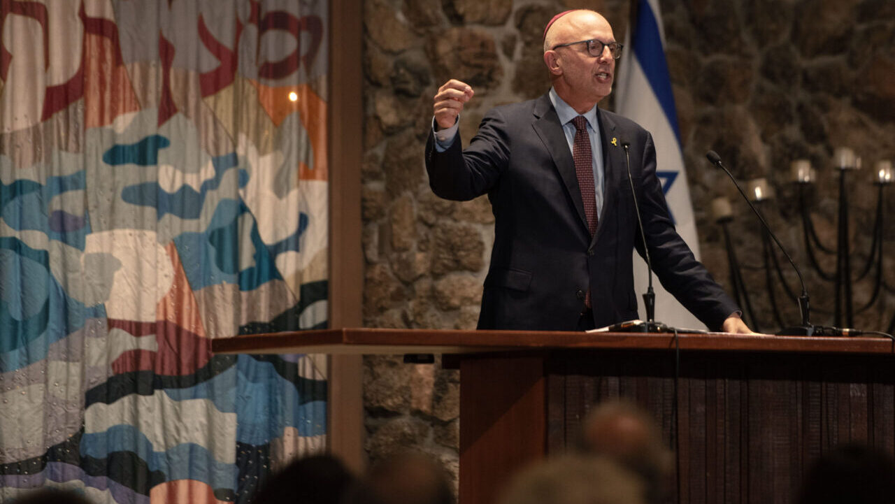 Ted Deutch, the former member of Congress who leads the American Jewish Committee, speaking about antisemitism at Congregation Beth Am in Los Altos Hills, March 27, 2025. (Aaron Levy-Wolins/J. Staff)