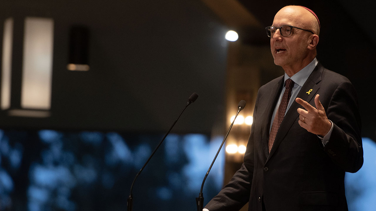 Ted Deutch, the former member of Congress who leads the American Jewish Committee, speaking about antisemitism at Congregation Beth Am in Los Altos Hills, March 27, 2025. (Aaron Levy-Wolins/J. Staff)