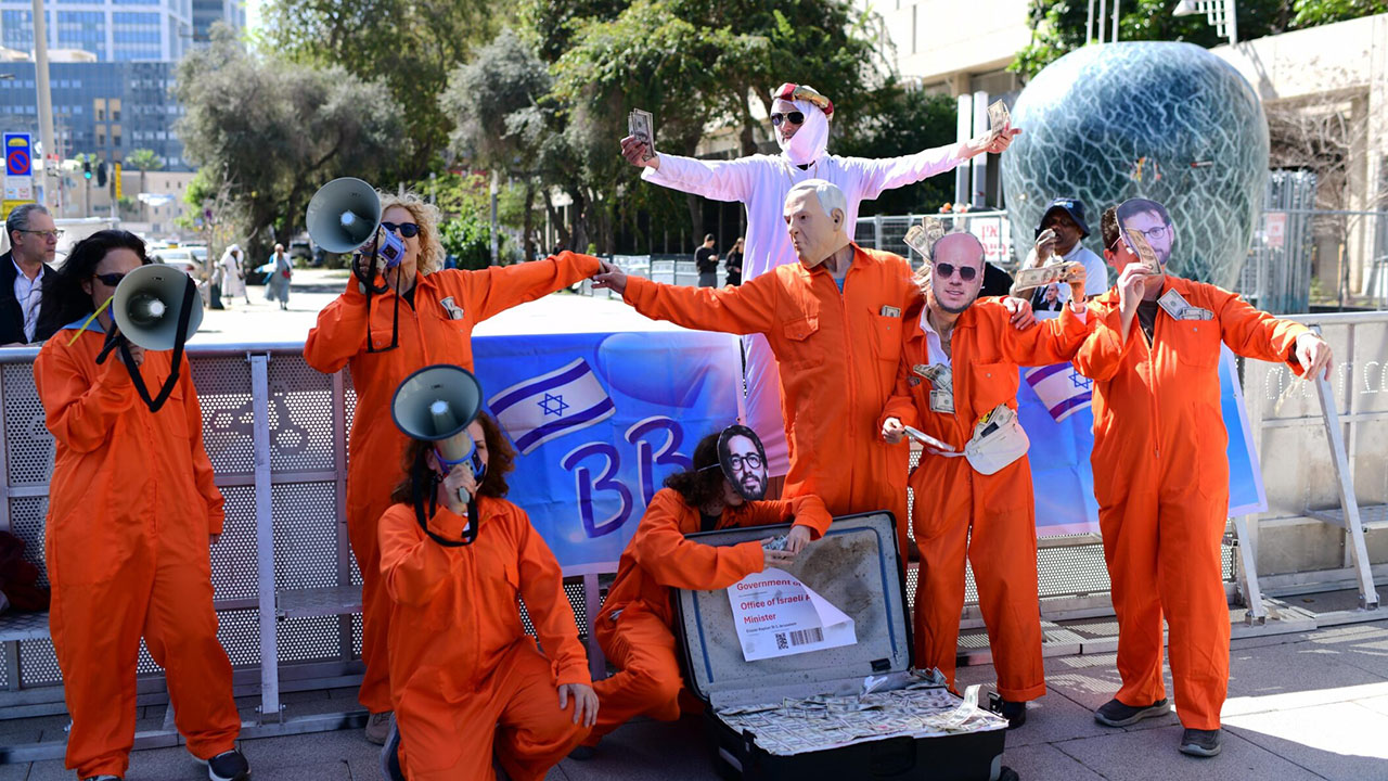 Israelis protest against Israeli Prime Minister Benjamin Netanyahu outside the district court in Tel Aviv, March 24, 2025. (Tomer Neuberg/Flash90)