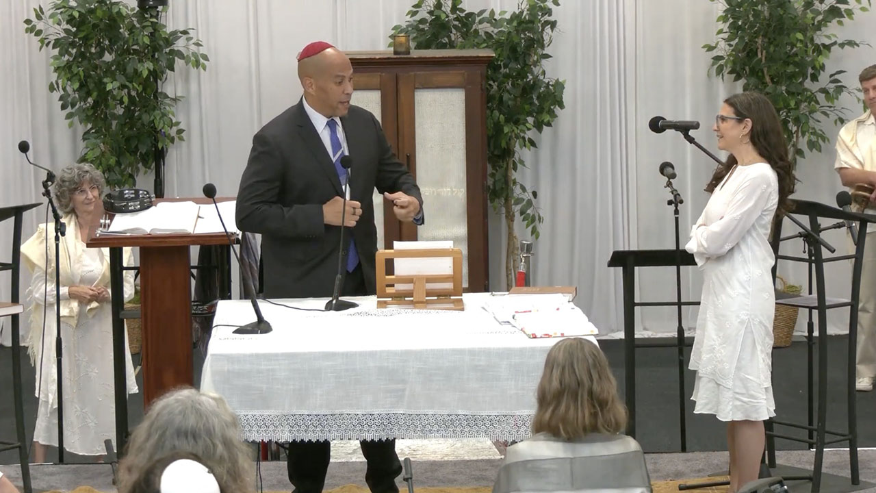 Sen. Cory Booker delivers a prayer at IKAR in Los Angeles on Oct. 12, 2024. (Screenshot)