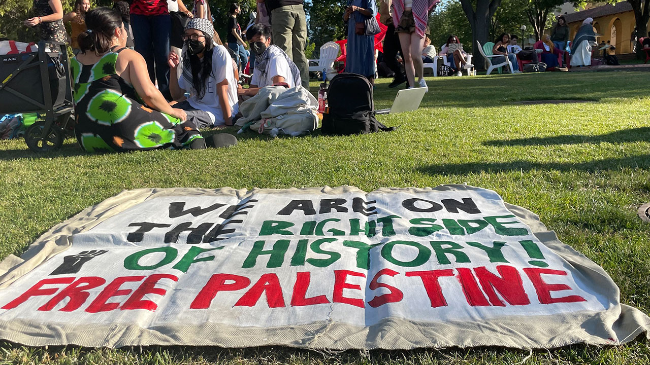 Every evening since May 12, Stanford hunger strike organizers invite the community to gather on White Plaza in support of the students participating in the protest, May 20, 2025. (Emma Goss/J. Staff)