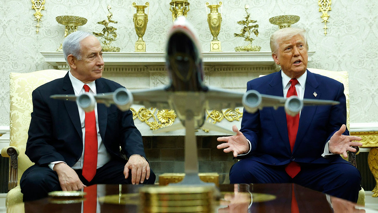 U.S. President Donald Trump speaks alongside Israeli Prime Minister Benjamin Netanyahu with a model of Air Force One between them, during a meeting at White House, April 7, 2025. (Kevin Dietsch/Getty Images)