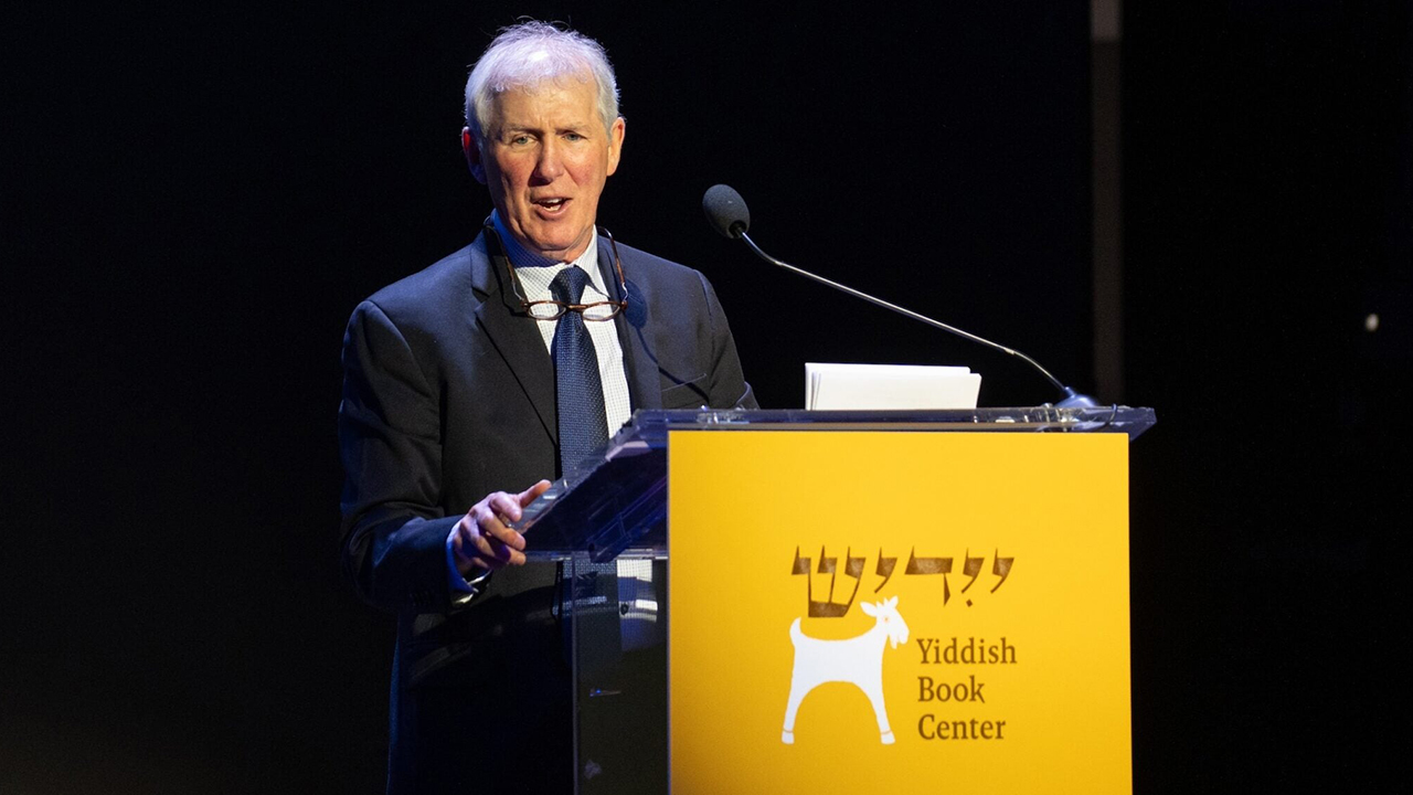 Aaron Lansky speaks at the Yiddish Book Center gala, May 4, 2025. (Susan Magnano/Magnanimous Pictures)