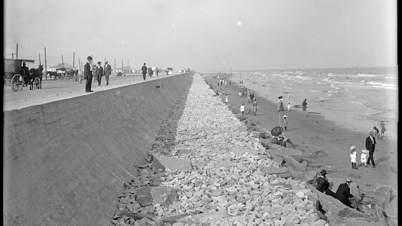 The seawall and beach in Galveston, Texas, ca. 1910-1920. (Detroit Publishing Company photograph collection at the Library of Congress)