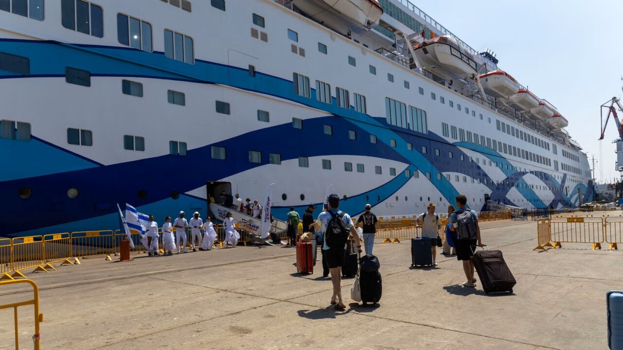 people enter cruise ship