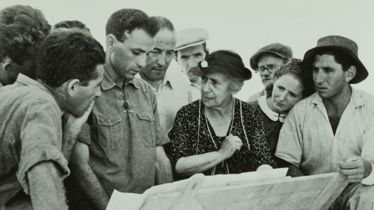 Black and white photo of Henrietta Szold and others