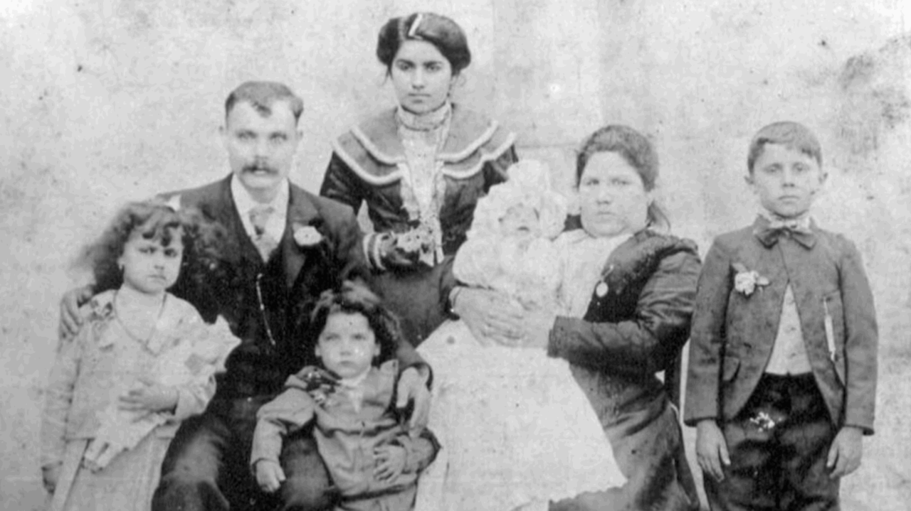 Black and white photo from 1900 of Argentinian Jewish family