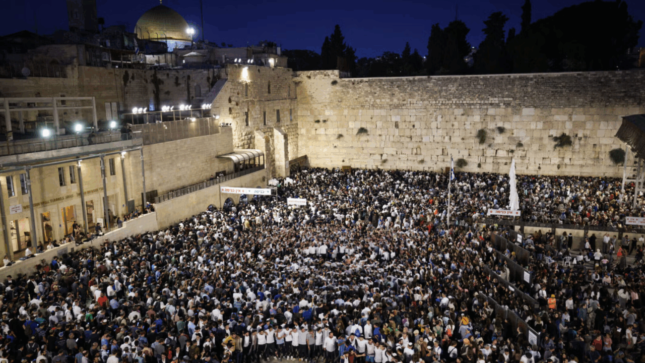 Jews gather at the Wall Western in Jerusalem