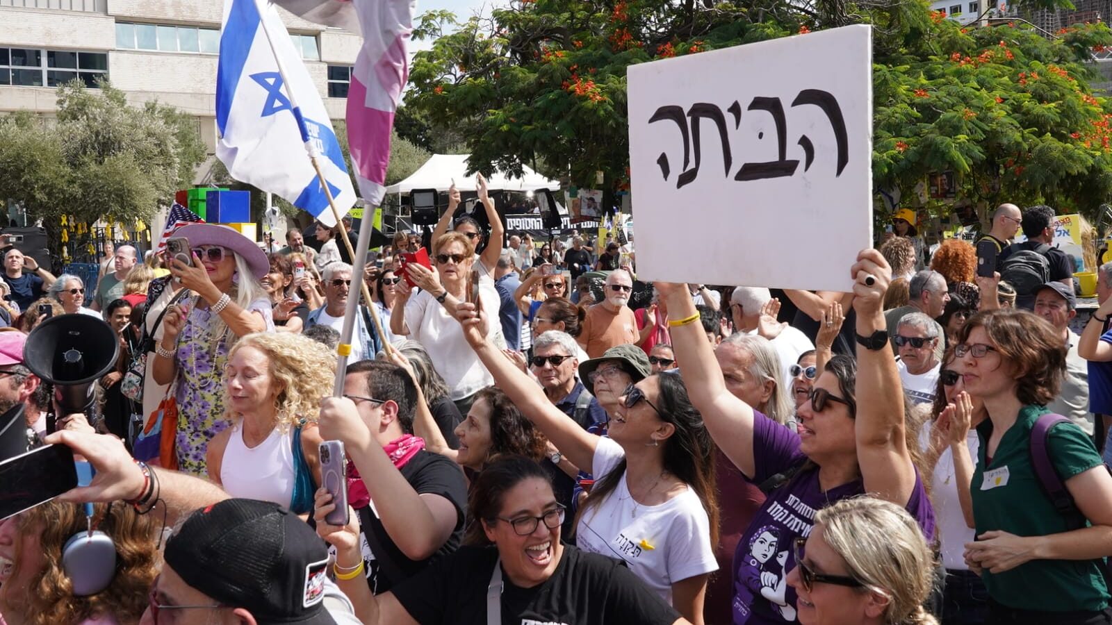 Joy in Hostage Square, Tel Aviv, at the prospect of the return of the hostages and the end of the war. The sign states: “Home”! (Dana Reany)