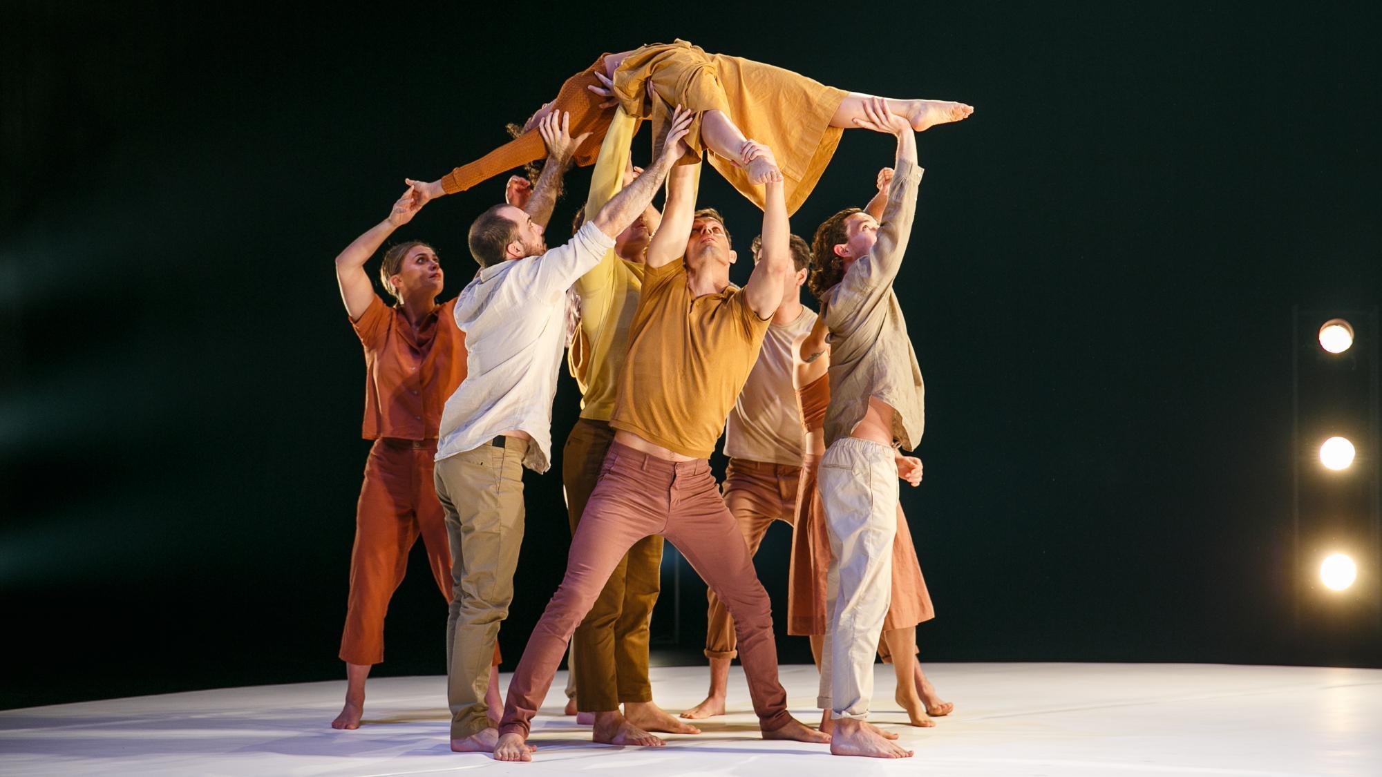 Circa circus performs “Humans 2.0.” (Yaya Stempler)