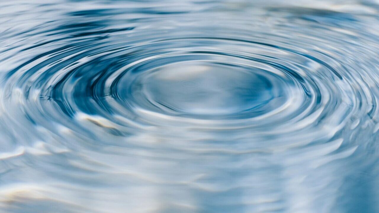 Serene ripples on clear blue water, capturing tranquility and purity. (Harriet B. via Pexels)